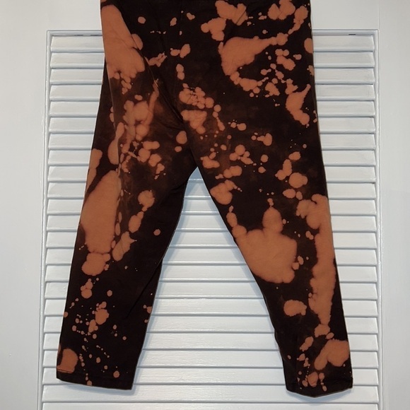 Bleach Dye Capri Leggings - Picture 6 of 6